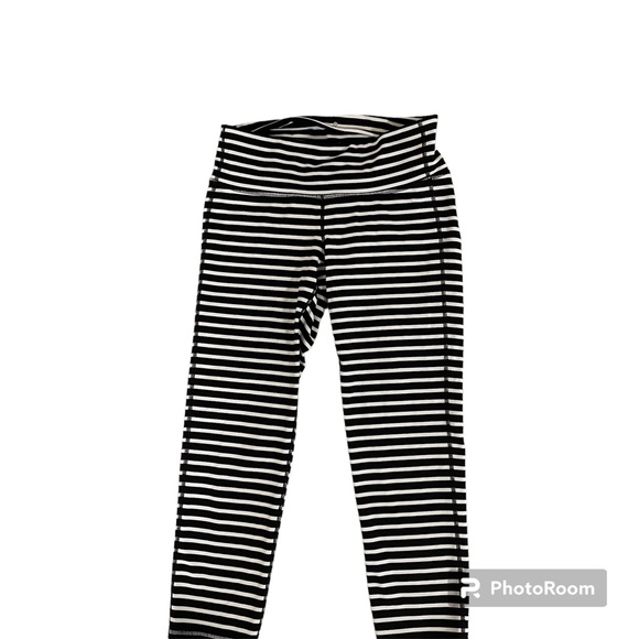 Athleta Leggings Stripes Black White Cropped Gently Worn Versatile Gym Size ST - Picture 2 of 8